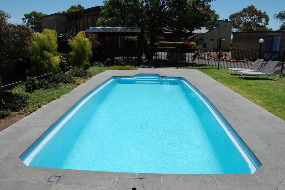 Outdoor pool, Mitchell on Main Motel & Apartments