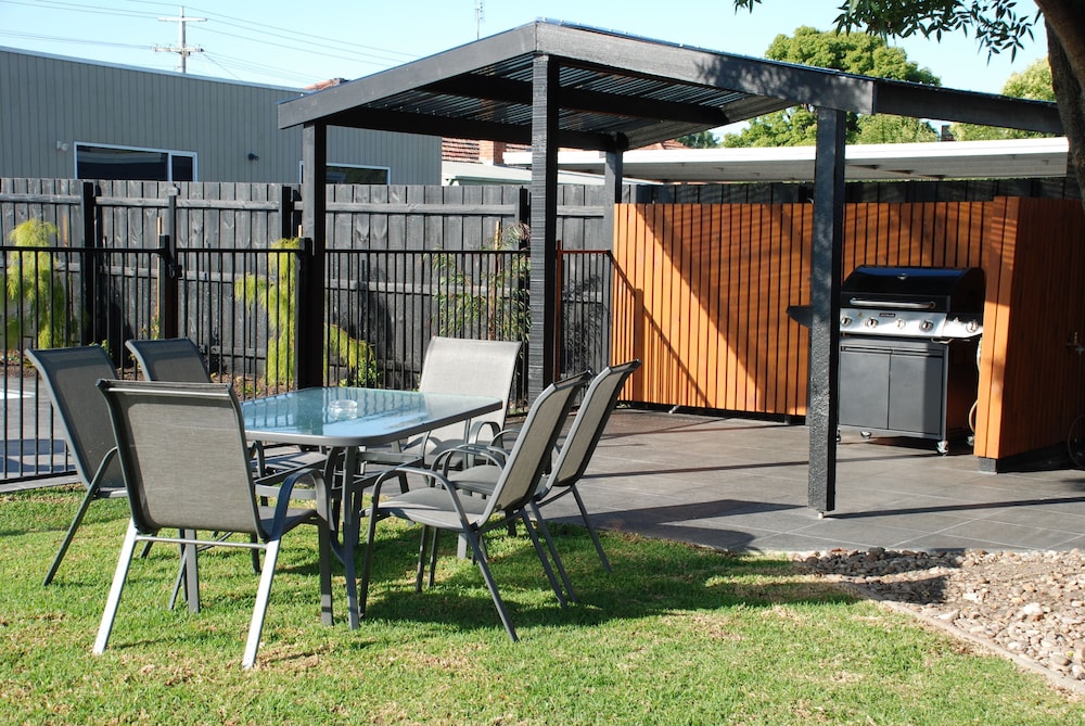 BBQ/picnic area, Mitchell on Main Motel & Apartments