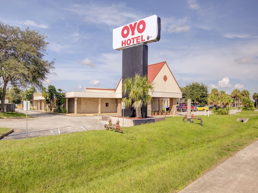 Front of property, OYO Hotel Dundee By Crystal Lake