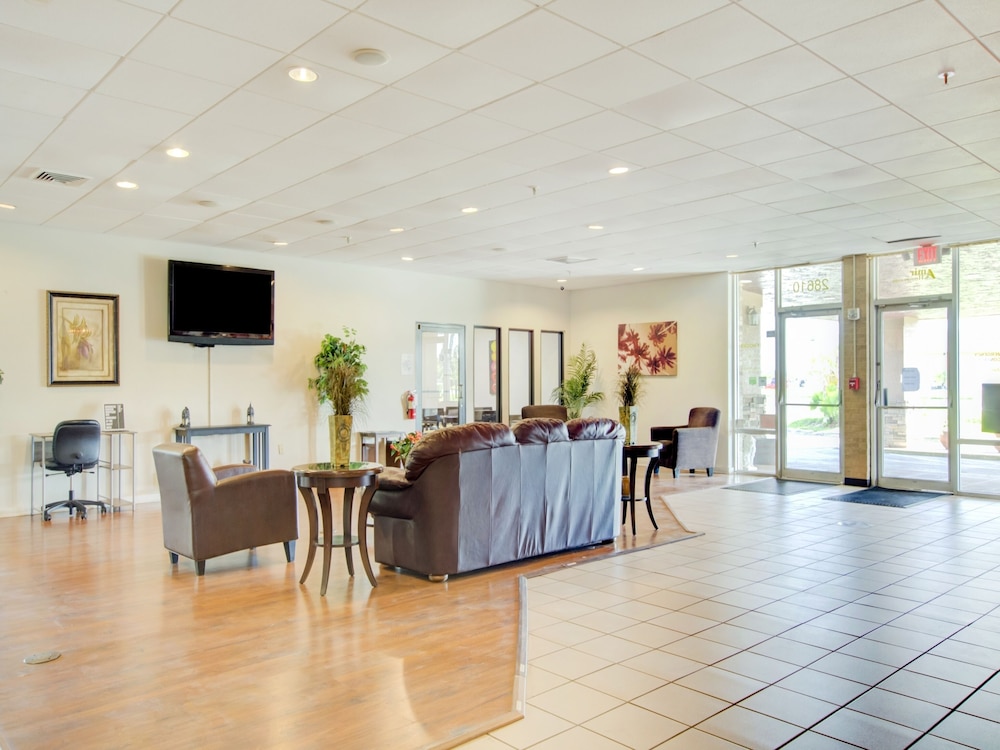 Lobby sitting area, OYO Hotel Dundee By Crystal Lake