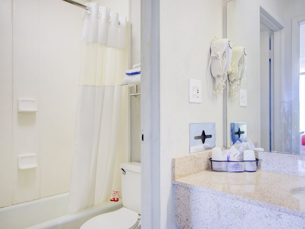 Bathroom, OYO Hotel Dundee By Crystal Lake