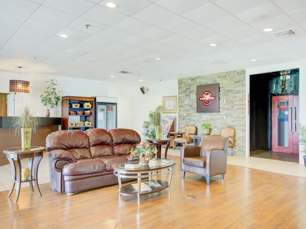 Lobby sitting area, OYO Hotel Dundee By Crystal Lake