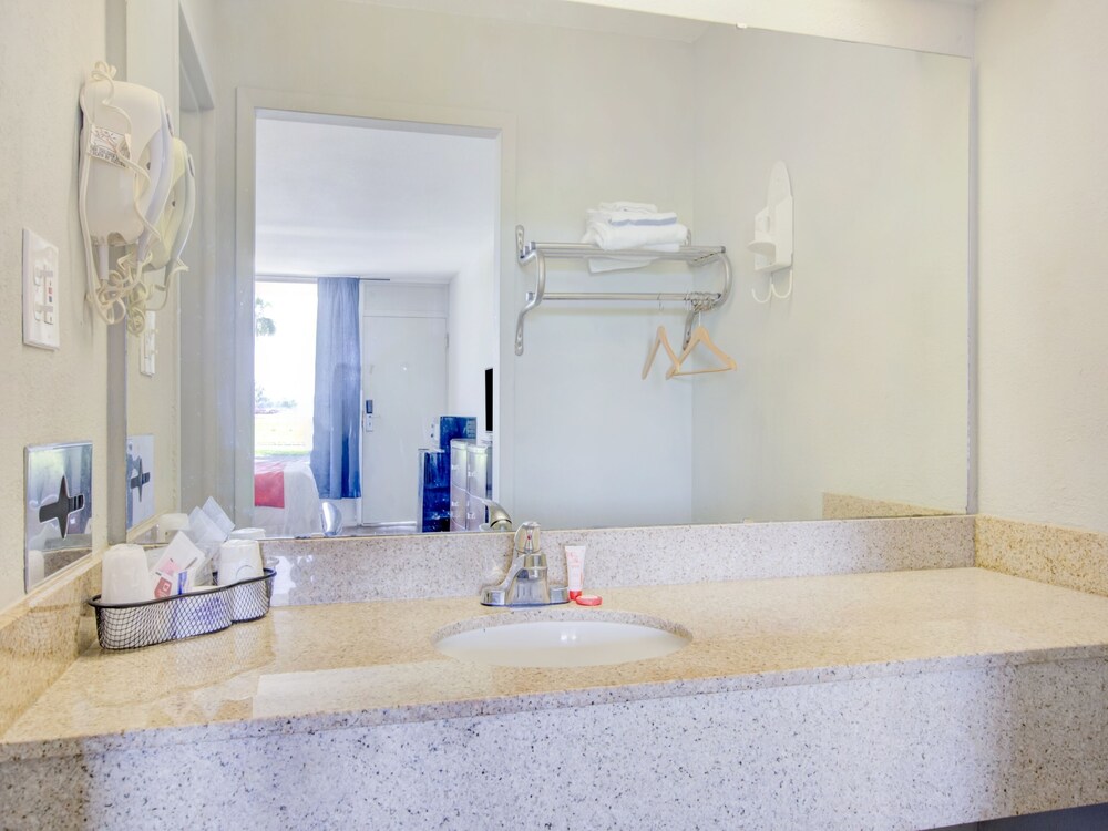 Bathroom sink, OYO Hotel Dundee By Crystal Lake