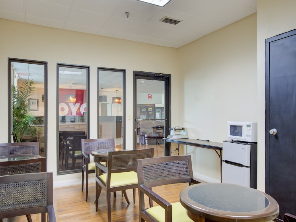 Breakfast area, OYO Hotel Dundee By Crystal Lake