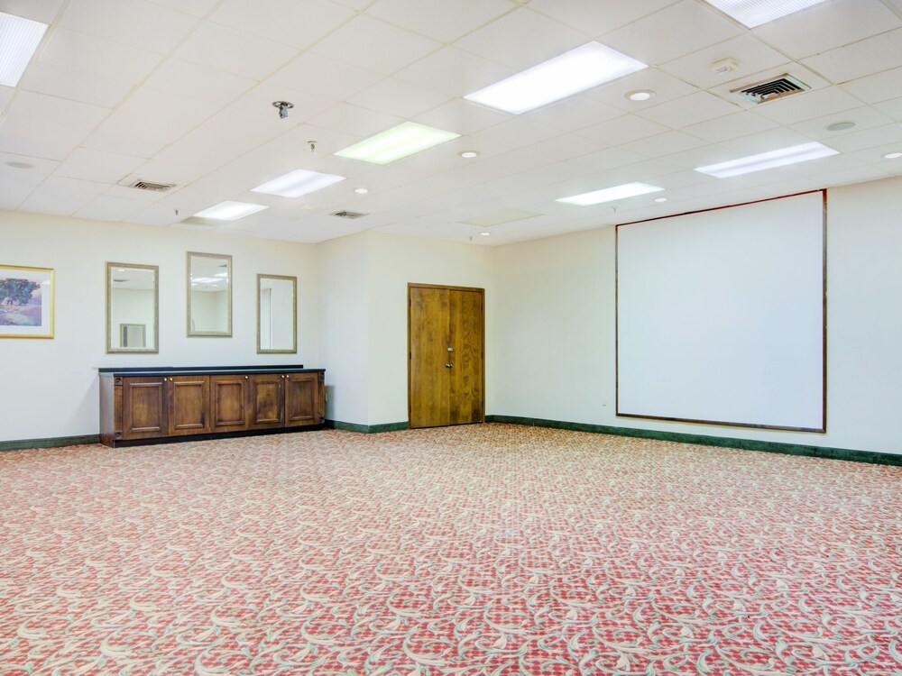 Meeting facility, OYO Hotel Dundee By Crystal Lake