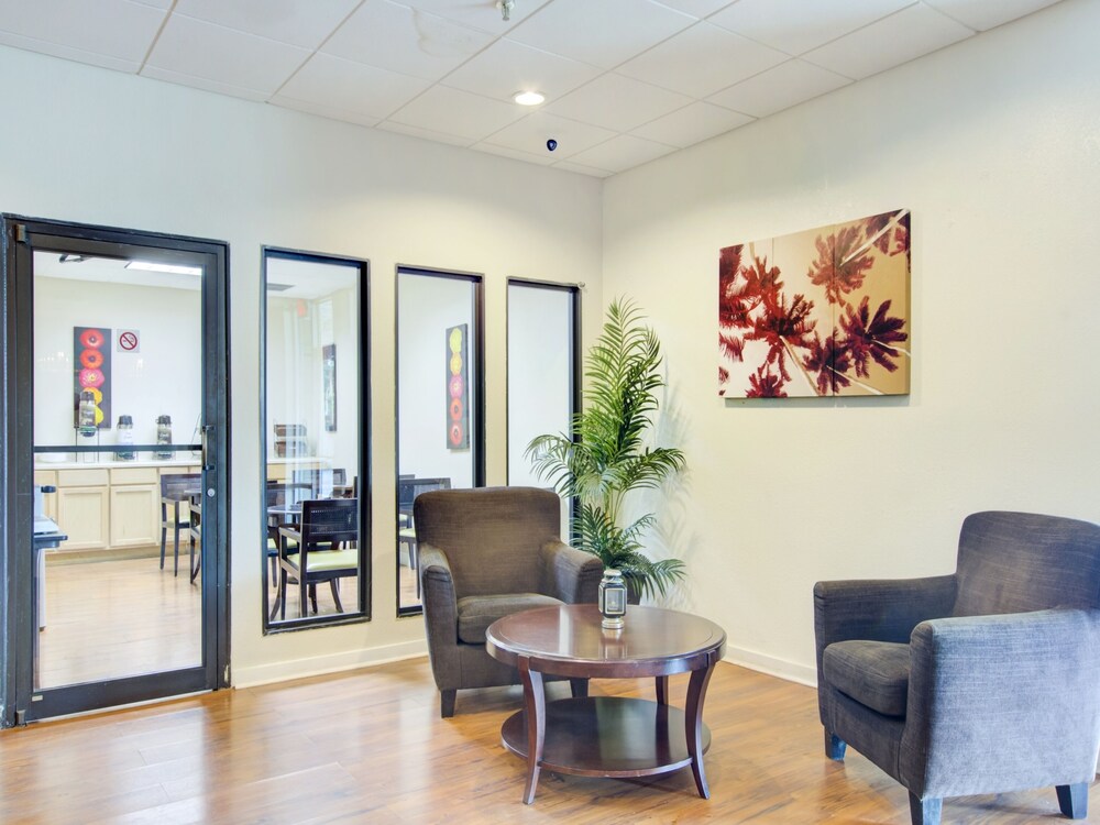 Lobby sitting area, OYO Hotel Dundee By Crystal Lake