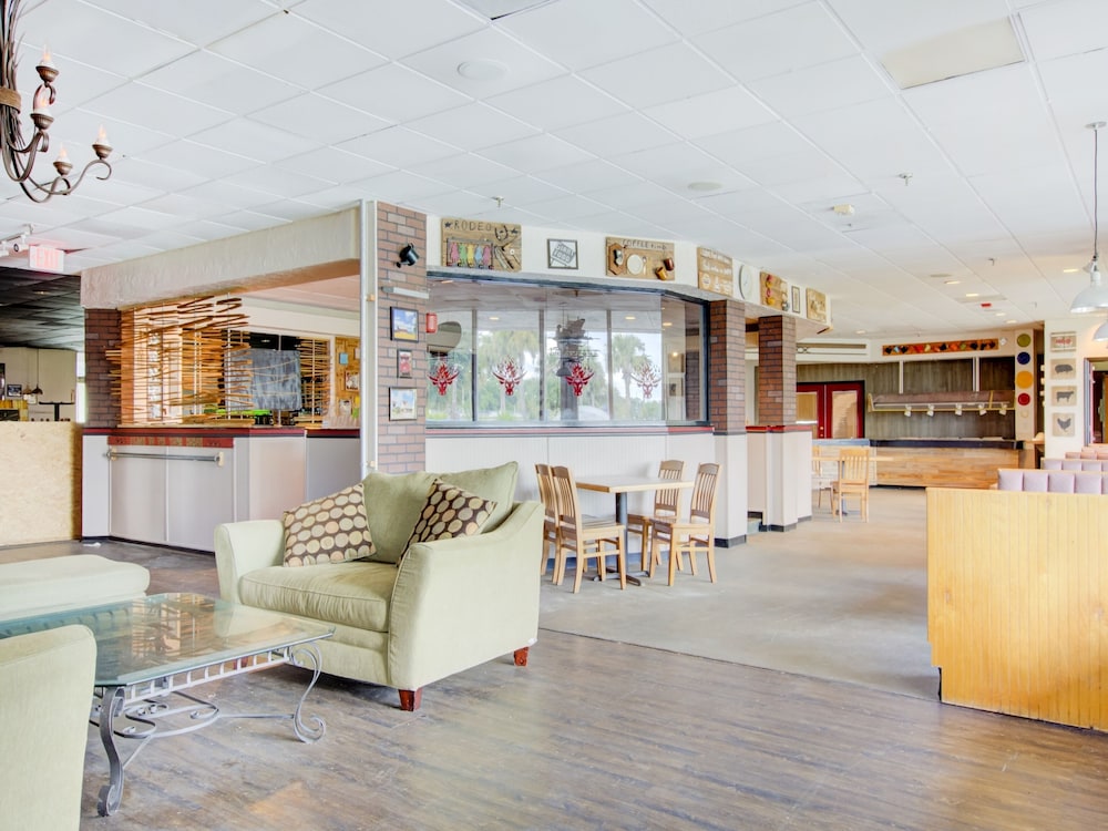 Breakfast area, OYO Hotel Dundee By Crystal Lake