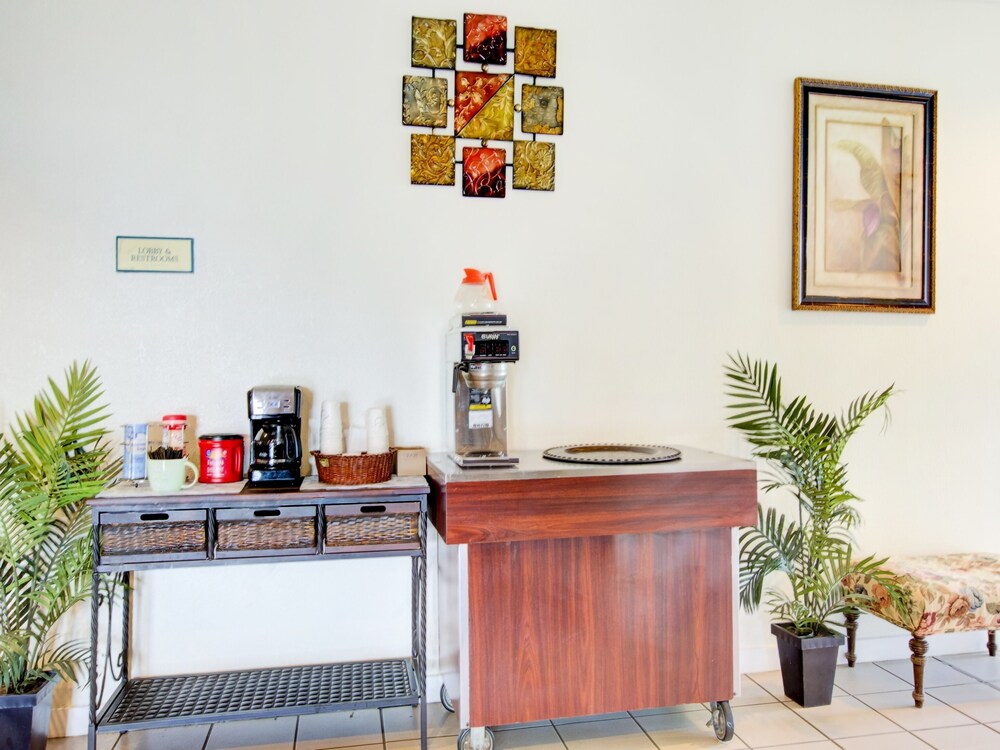 Coffee service, OYO Hotel Dundee By Crystal Lake