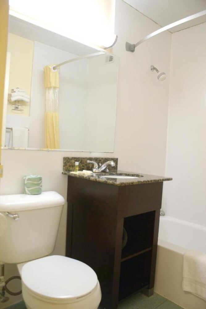 Bathroom, Days Inn by Wyndham Philadelphia - Roosevelt Boulevard