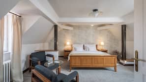 Hypo-allergenic bedding, minibar, in-room safe, desk
