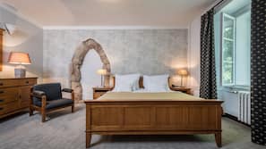 Hypo-allergenic bedding, minibar, in-room safe, desk