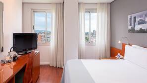 Minibar, coffre-forts dans les chambres, bureau