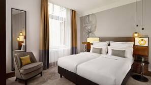 Hypo-allergenic bedding, in-room safe, individually decorated, desk