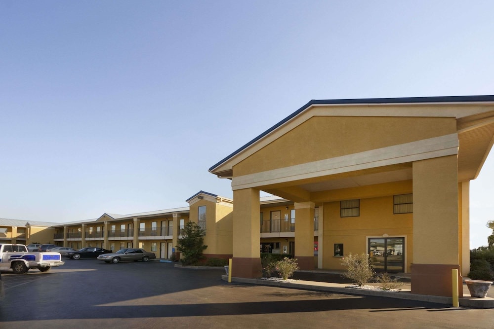 Super 8 by Wyndham Monroe in Monroe, United States