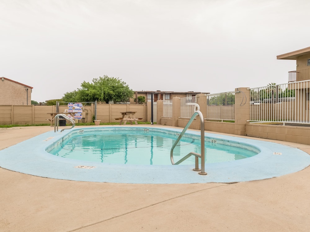 Oyo Hotel San Antonio Lackland AFB/Seaworld Hwy 90 W in San Antonio