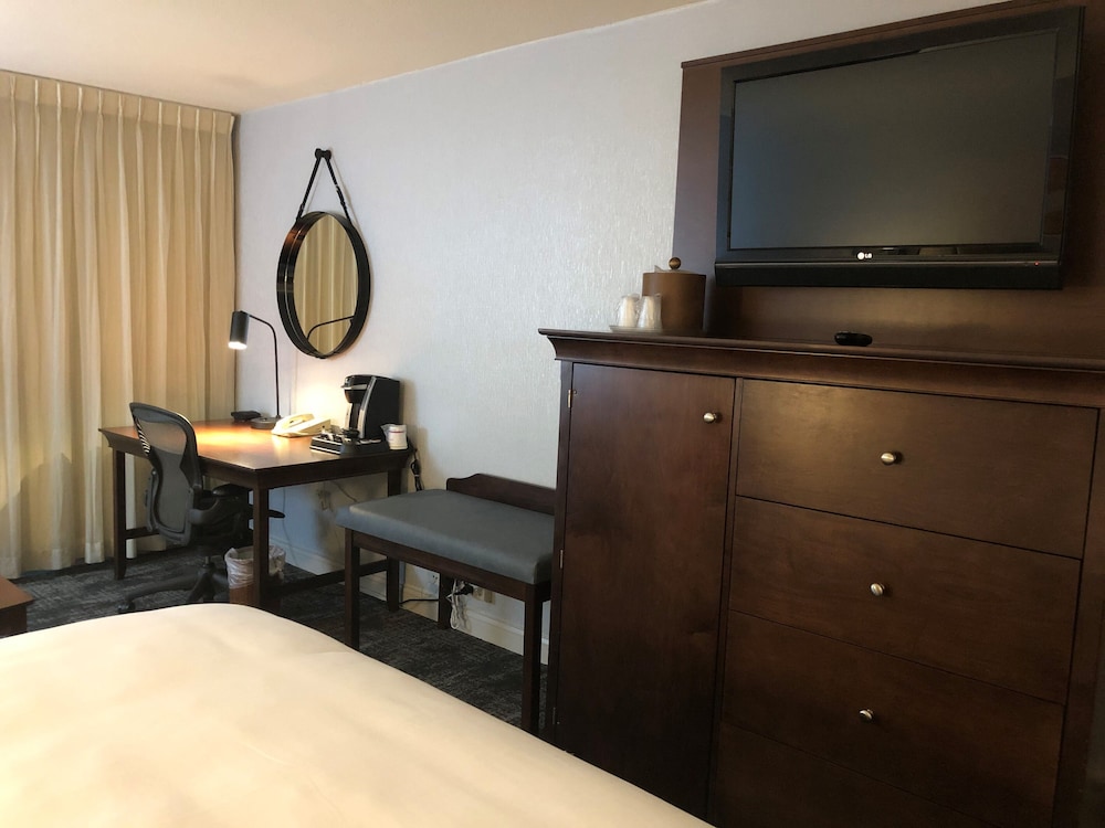 Crowne Plaza Chicago-Northbrook, an IHG Hotel