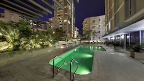 Una piscina al aire libre