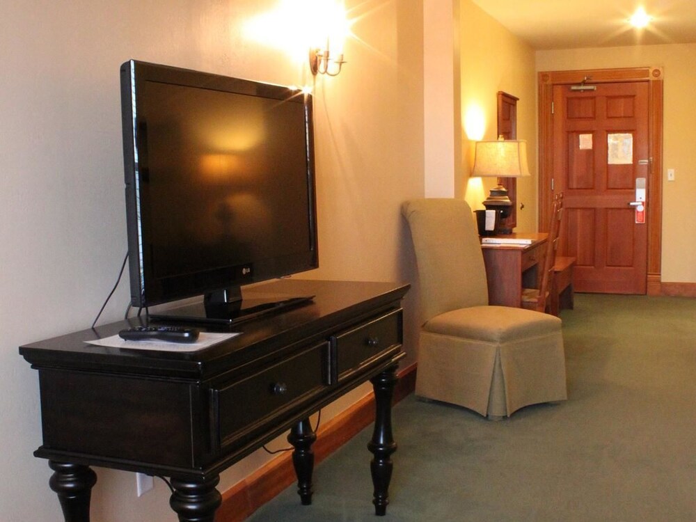 Television, Nuks Executive Suites