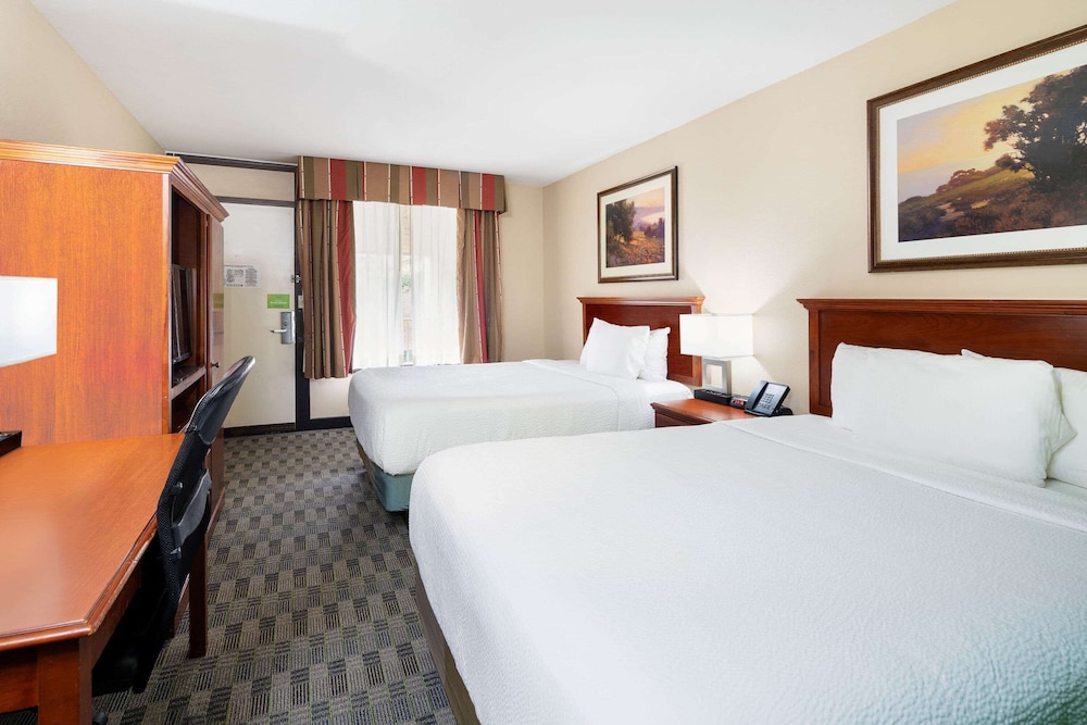 La Quinta Inn & Suites by Wyndham Thousand Oaks-Newbury Park