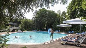 Innenpool, Außenpool (je nach Saison geöffnet)