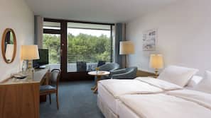 Hypo-allergenic bedding, in-room safe, desk, blackout drapes