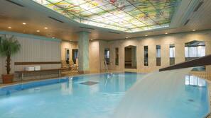 Una piscina cubierta