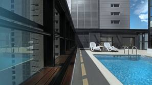 Una piscina al aire libre de temporada