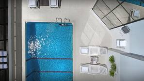 Una piscina al aire libre de temporada