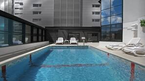 Una piscina al aire libre de temporada