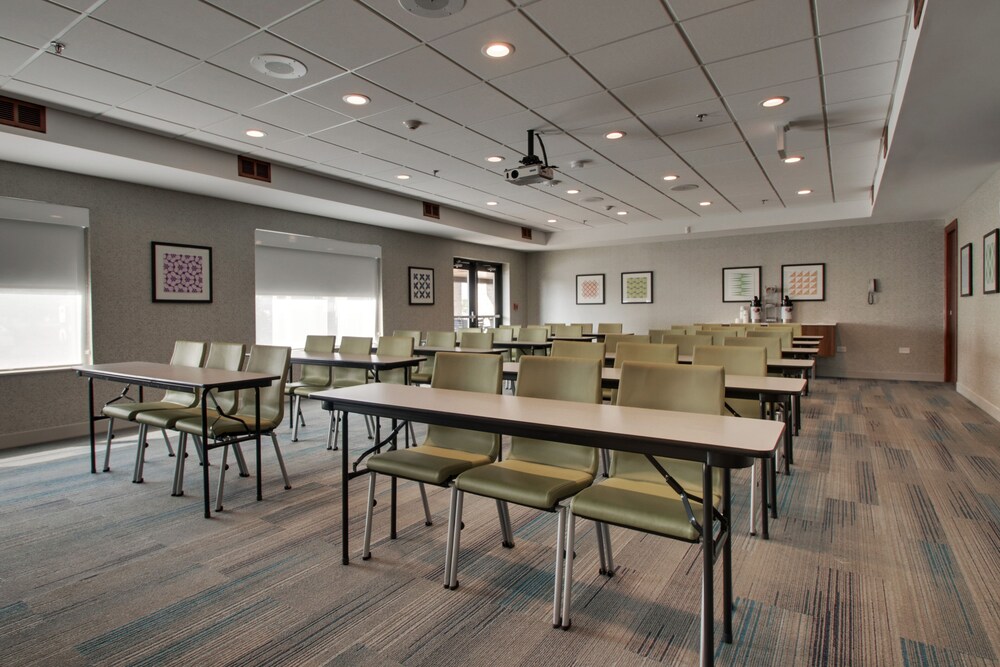 Holiday Inn Express & Suites Aurora - Naperville, an IHG Hotel