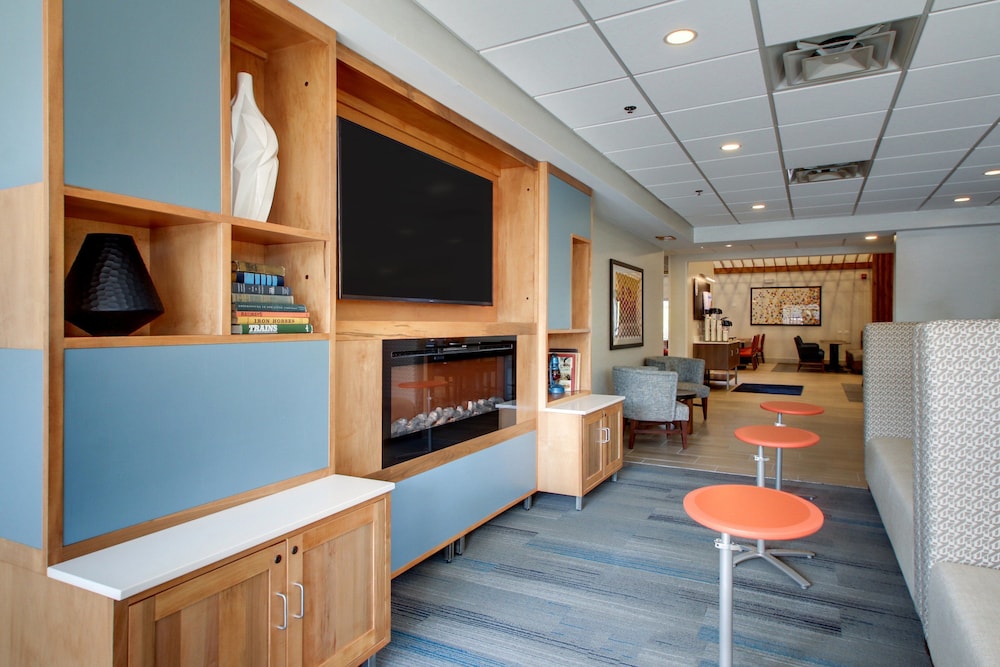 Holiday Inn Express & Suites Aurora - Naperville, an IHG Hotel