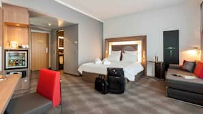 Hypo-allergenic bedding, minibar, in-room safe, desk