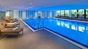 Una piscina cubierta