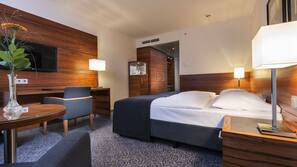 Ropa de cama hipoalergénica, edredones de plumas, minibar y caja fuerte