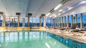 Una piscina cubierta