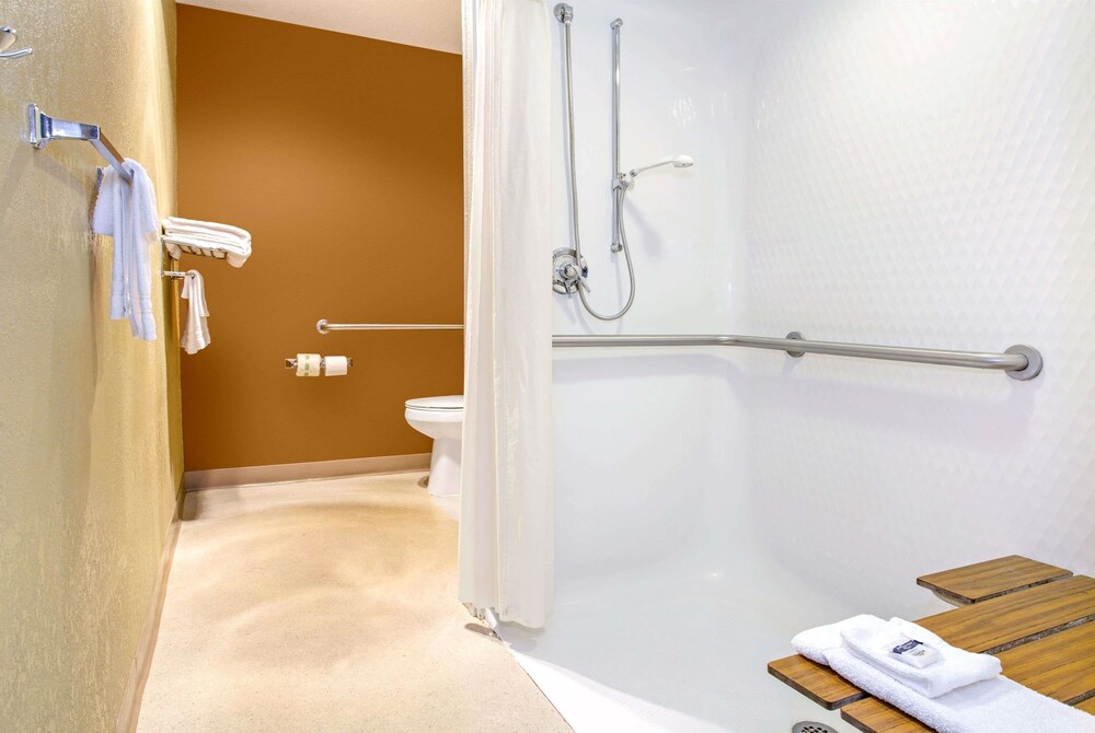 Bathroom, Microtel Inn & Suites by Wyndham Mason/Kings Island