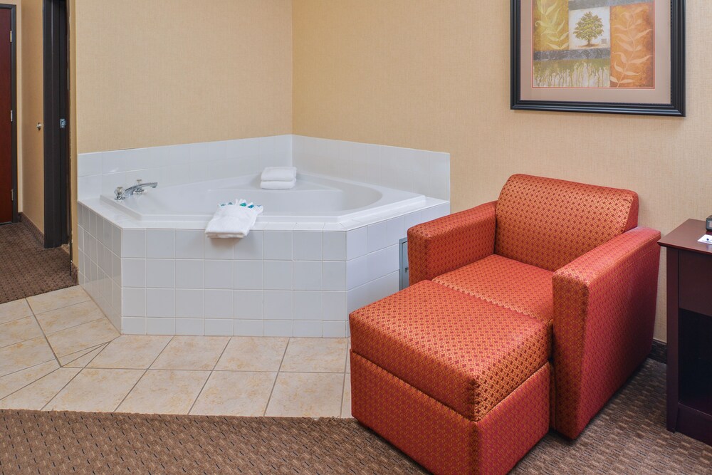 Holiday Inn Express Hotel & Suites Portland-Jantzen Beach, an IHG Hotel