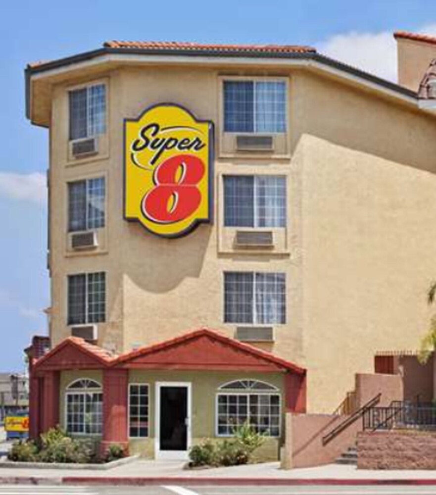 Super 8 by Wyndham Los Angeles Downtown