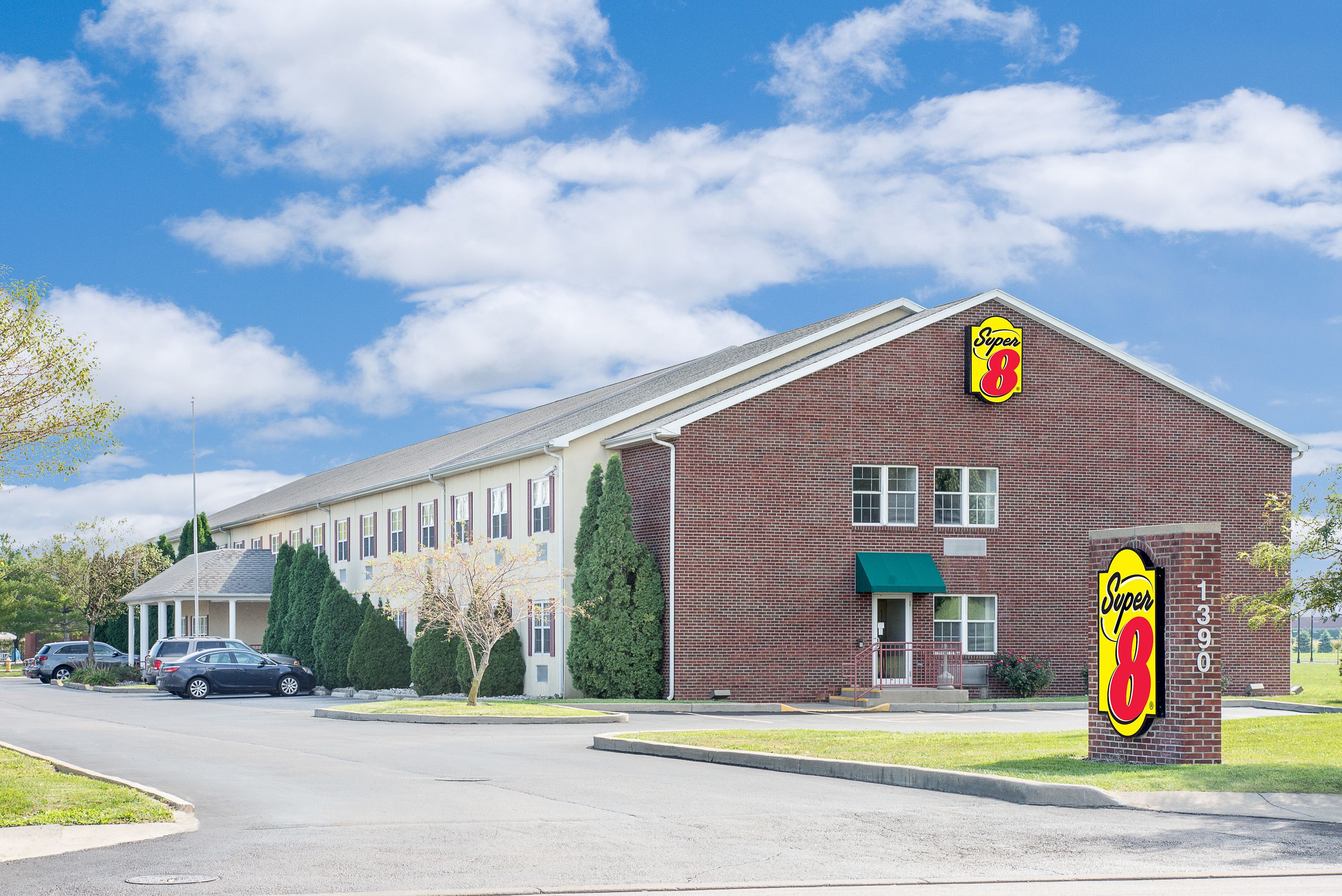 Super 8 by Wyndham Maumee Perrysburg Toledo Area in Toledo, United States