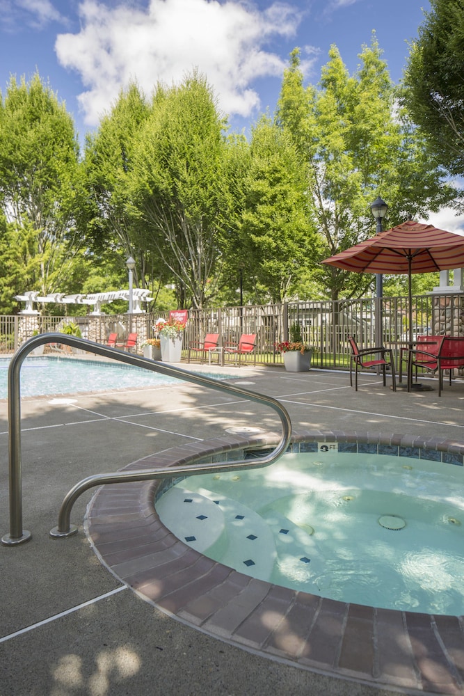 Outdoor spa tub, TownePlace Suites by Marriott Portland Hillsboro