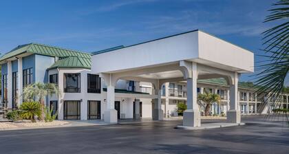 Days Inn & Suites by Wyndham Savannah Midtown