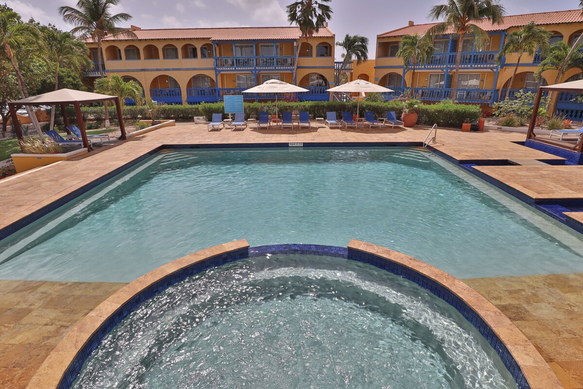 2 outdoor pools, free cabanas, sun loungers