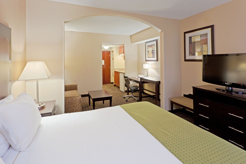 Holiday Inn Express Suites Charleston, an IHG Hotel