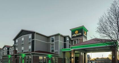 La Quinta Inn & Suites by Wyndham Kansas City Airport