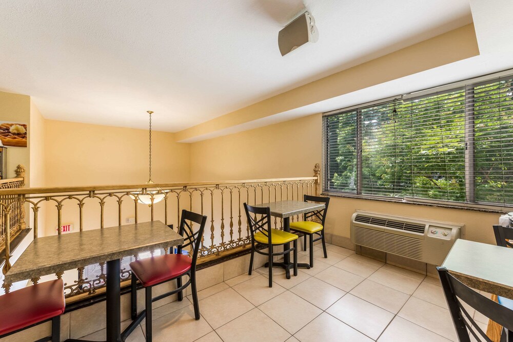 Breakfast area, Quality Inn Huntersville near Lake Norman