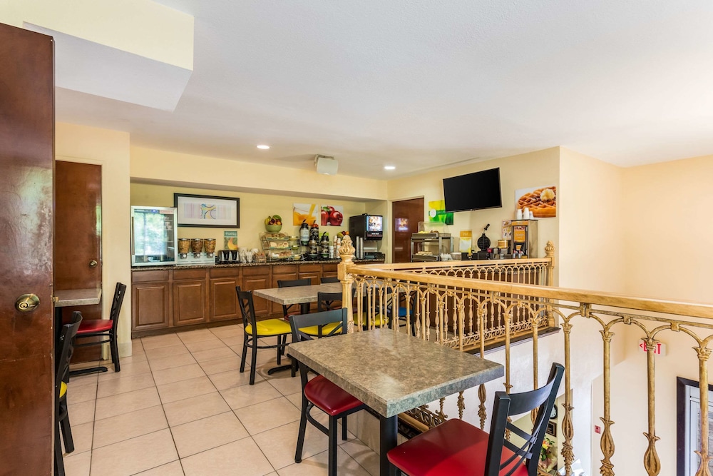 Breakfast area, Quality Inn Huntersville near Lake Norman