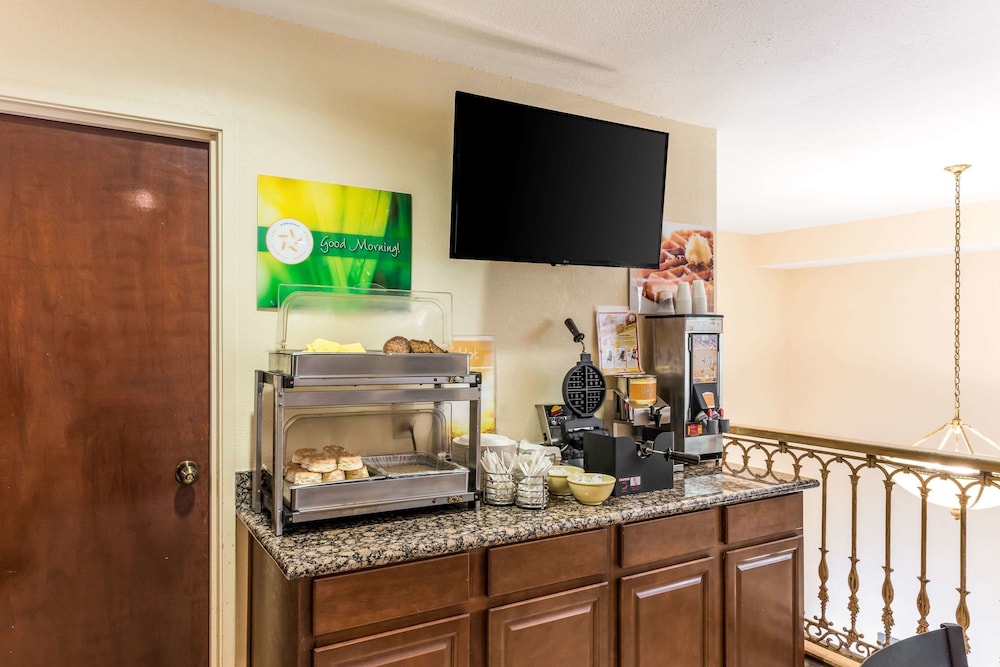 Breakfast area, Quality Inn Huntersville near Lake Norman