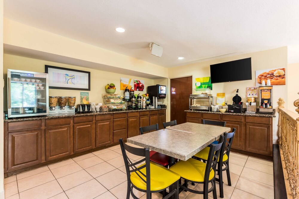 Breakfast area, Quality Inn Huntersville near Lake Norman