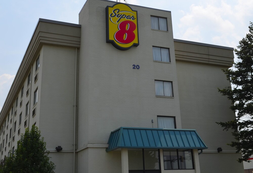 Super 8 by Wyndham Frederick