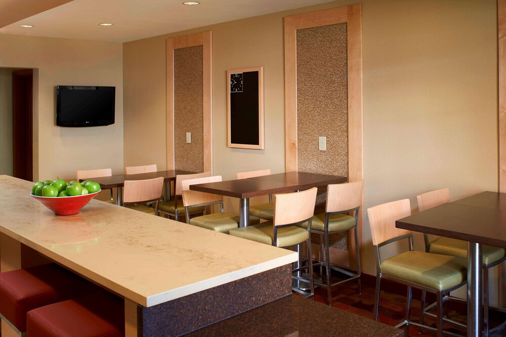 Breakfast area, Sonesta Simply Suites Detroit Novi